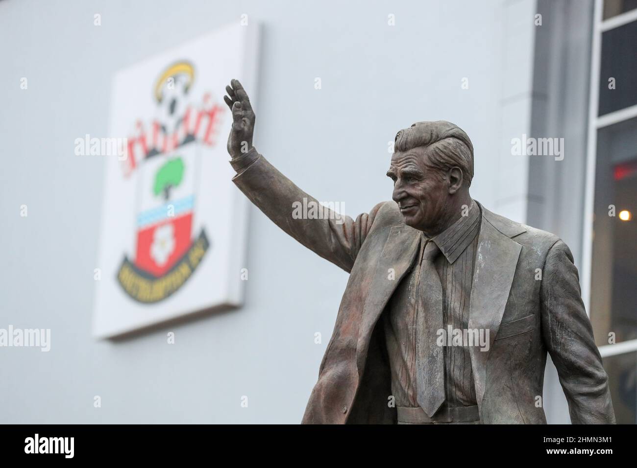 La Statua di Ted Bates, fuori dallo stadio di calcio di St Mary, sede del Southampton Football Club. Foto Stock