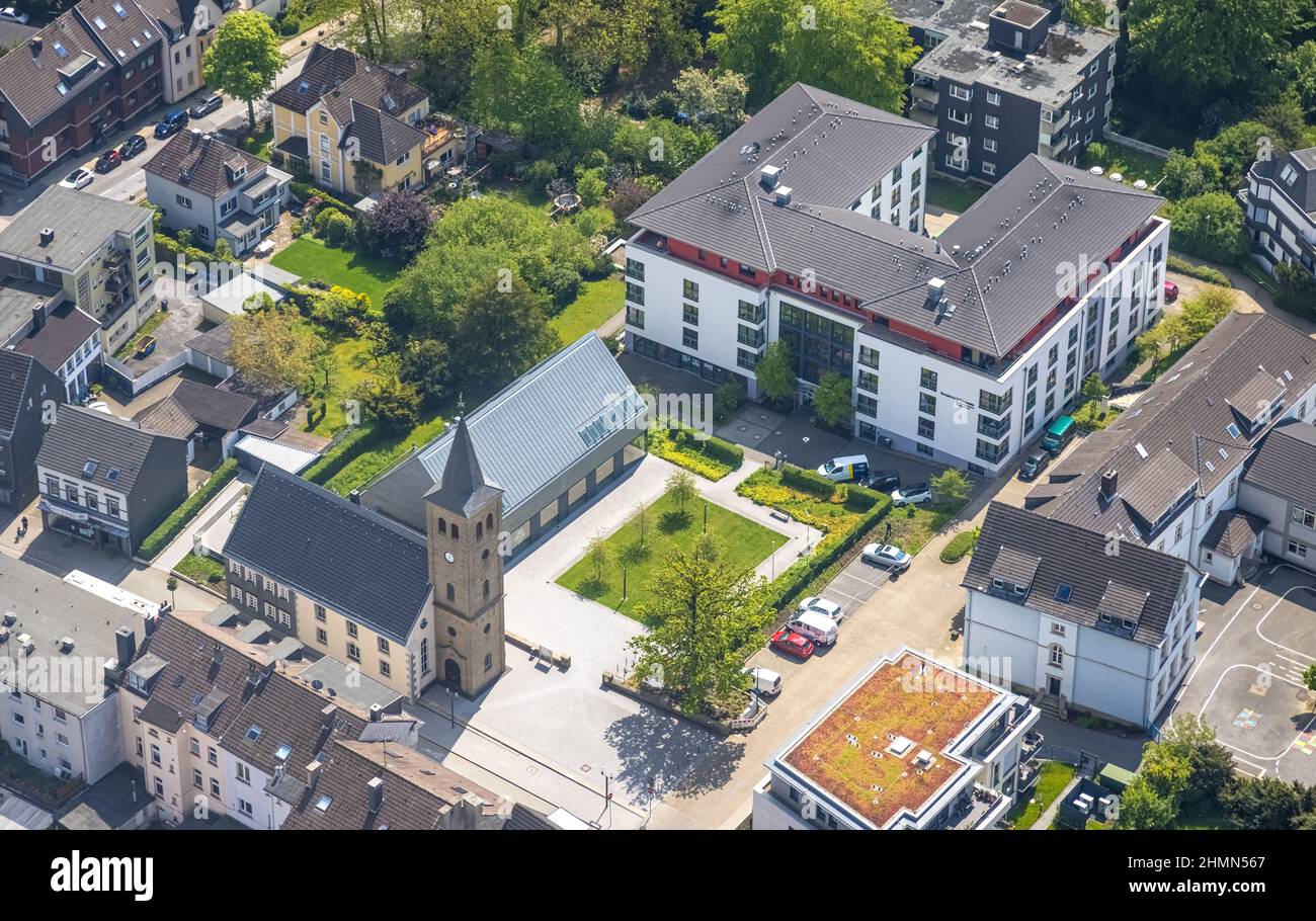 Vista aerea, Diakoniezentrum Heiligenhaus casa di riposo e di evang. Vecchia chiesa, Leubeck, Heiligenhaus, zona della Ruhr, Renania settentrionale-Vestfalia, Germania, ol Foto Stock