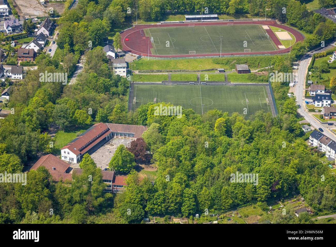 Veduta aerea, Städtische Kath. Suitbertus, Sportplatz SSVg 09/12 Heiligenhaus, Hasselbeck, Heiligenhaus, Ruhrgebiet, Nordrhein-Westfale Foto Stock