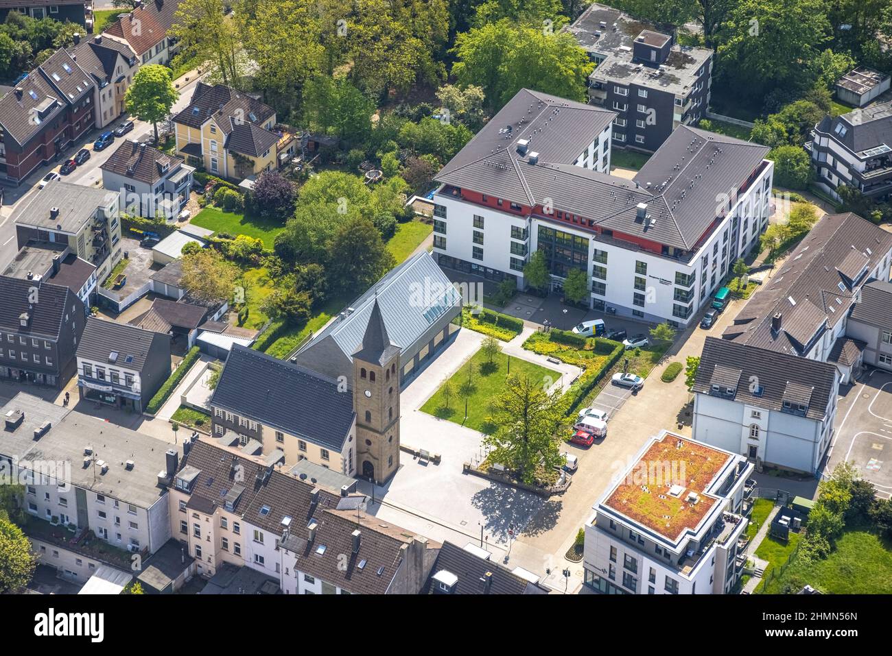 Vista aerea, Seniorenpark Diakoniezentrum Heiligenhaus und evang. Vecchia chiesa, Leubeck, Heiligenhaus, zona della Ruhr, Renania settentrionale-Vestfalia, Germania, vecchia p Foto Stock