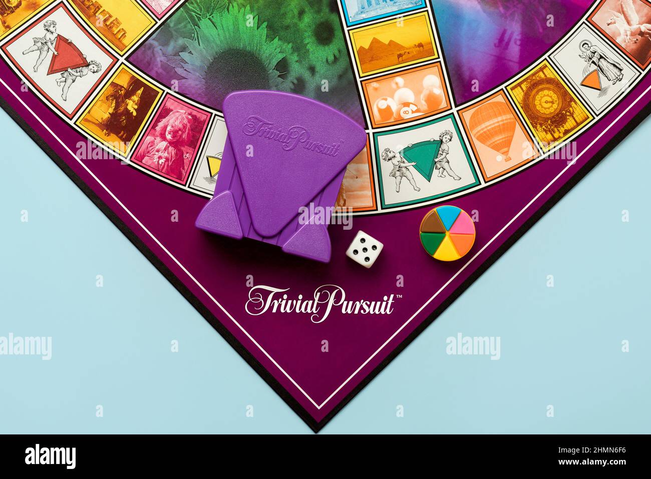 Gioco da tavolo di Trivial Pursuit gioco con dado bianco, pezzi di plastica  colorata e porta carte viola su sfondo blu Foto stock - Alamy