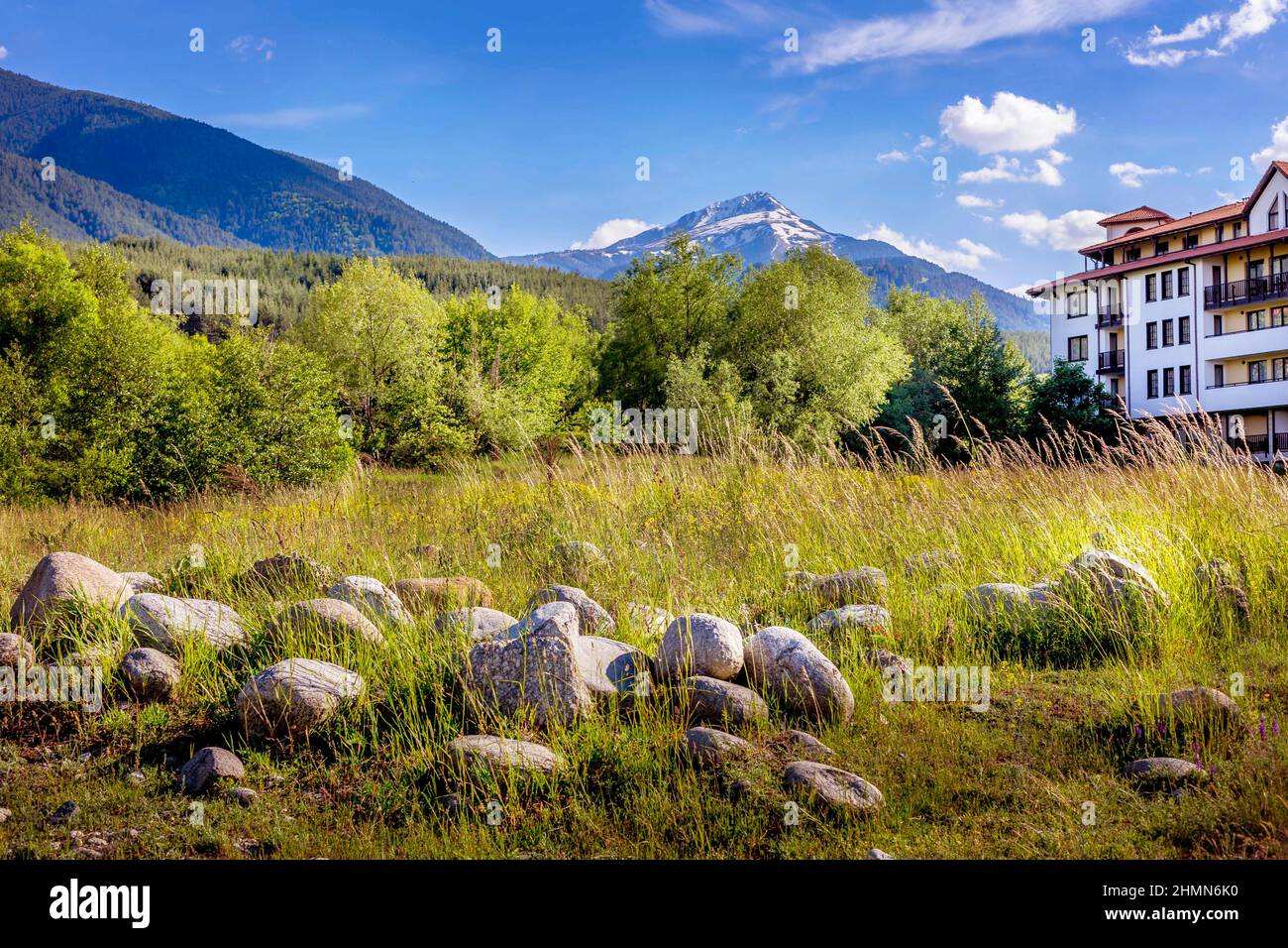 Bansko, Bulgaria panorama con le case e le cime del Pirin estate Foto Stock