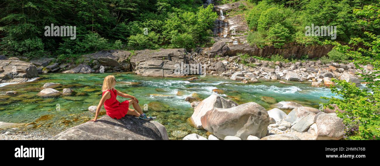 Vista panoramica di una ragazza sul fiume Verzasca nella valle di Verzasca della città di Lavertezzo. Riverside luogo di svago e di immersione in alto in Ticino Foto Stock