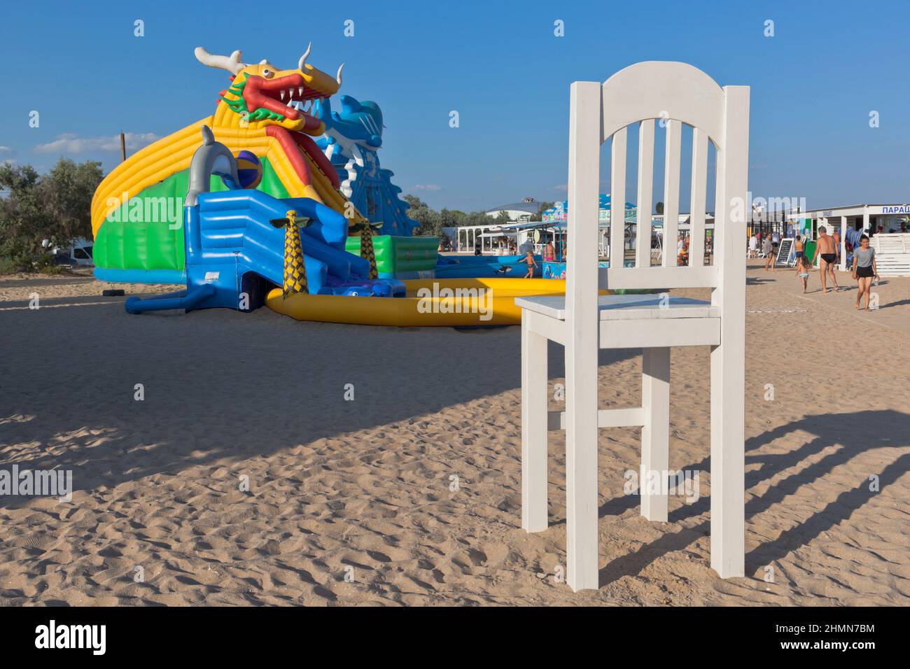 Zaozernoe, distretto Saksky, Crimea, Russia - 18 luglio 2021: Una sedia enorme all'interno della spiaggia Super Aqua nel villaggio di Zaozernoye, Foto Stock