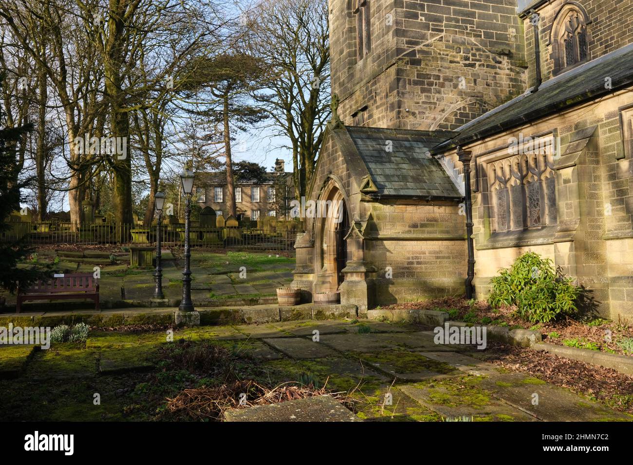 Museo, chiesa e cimitero di Haworth Parsonage in inverno, West Yorkshire Foto Stock