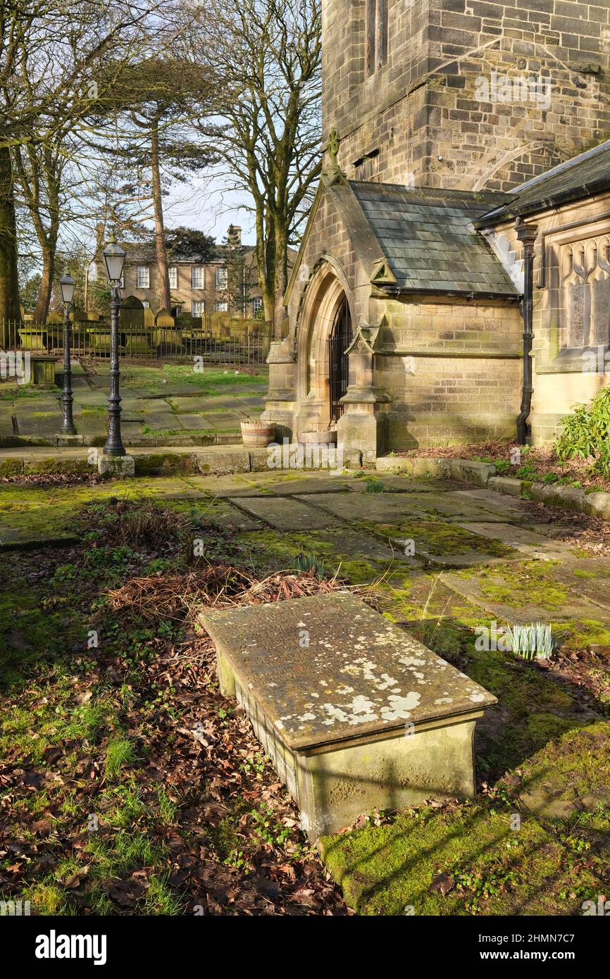 Museo, chiesa e cimitero di Haworth Parsonage in inverno, West Yorkshire Foto Stock