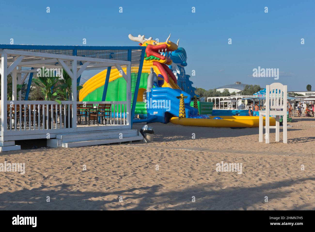 Zaozernoe, distretto Saksky, Crimea, Russia - 18 luglio 2021: Infrastruttura della spiaggia Super Aqua che si affaccia sulla veranda del caffè Cheburek & Panc Foto Stock