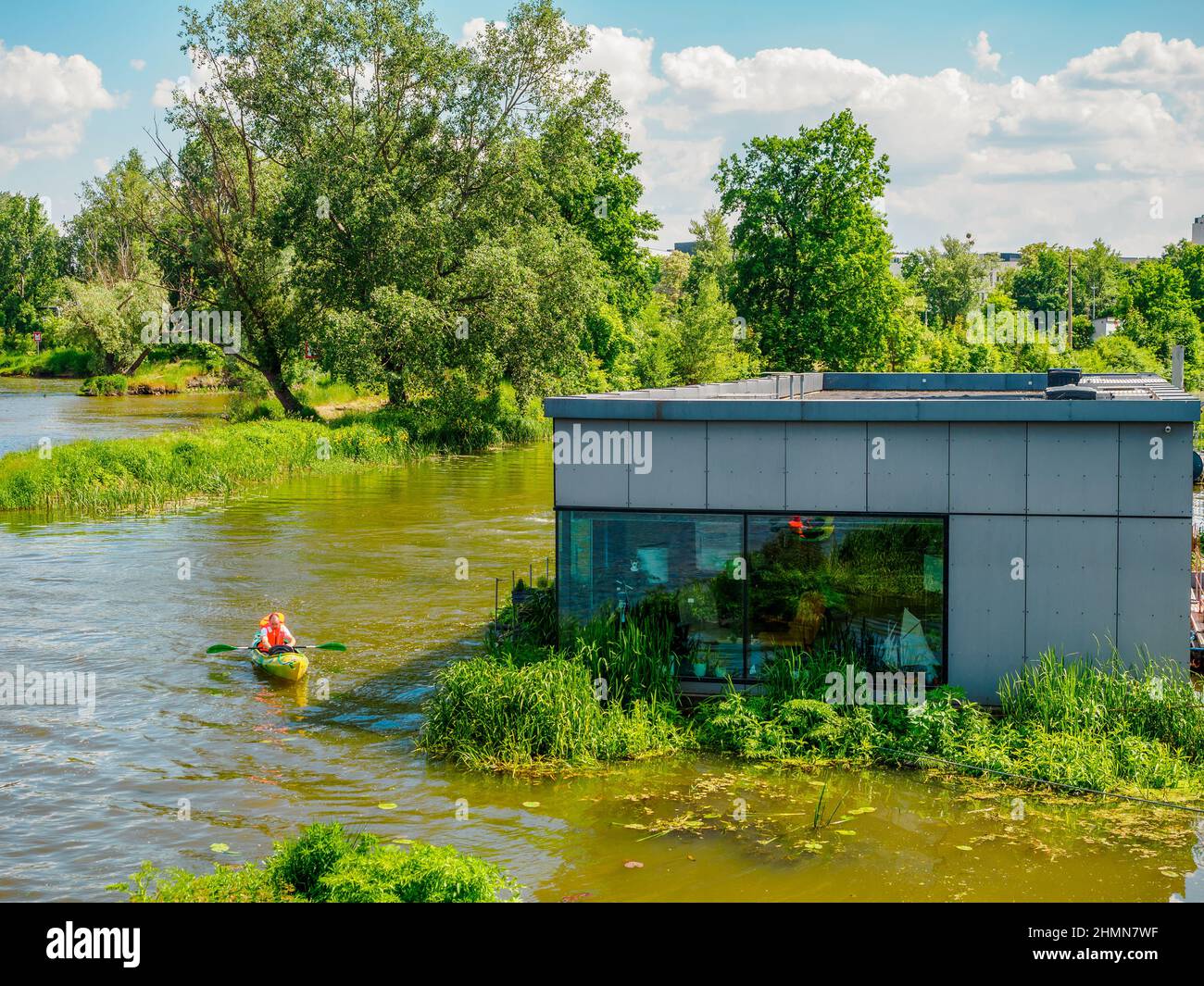 casa galleggiante o casa sull'acqua in canne su un fiume in una città, vivere contemporaneo Foto Stock