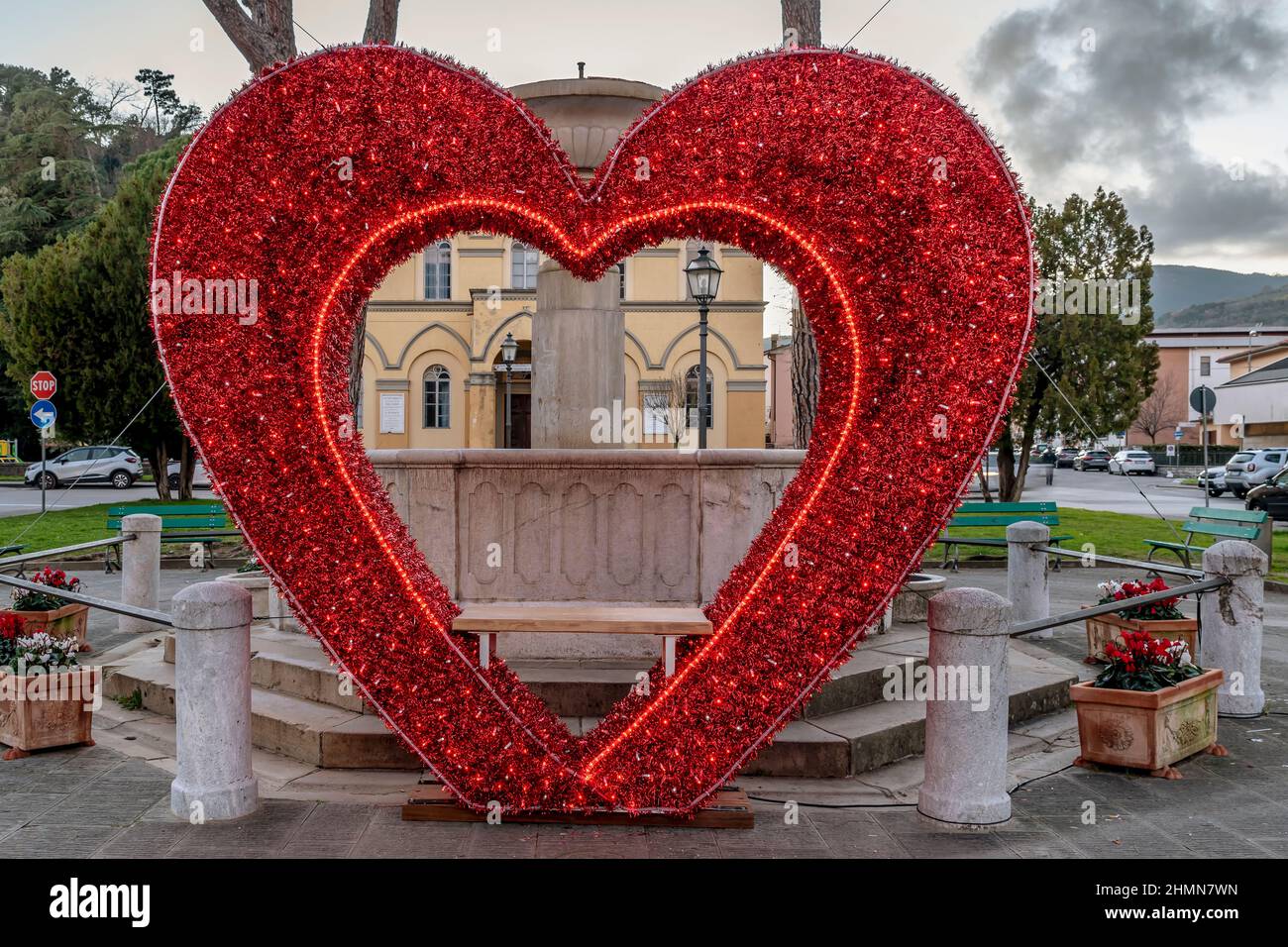 Un grande cuore rosso con luci colorate in piazza Cavalca, per festeggiare San Valentino, Vicopisano, Pisa, Italia Foto Stock
