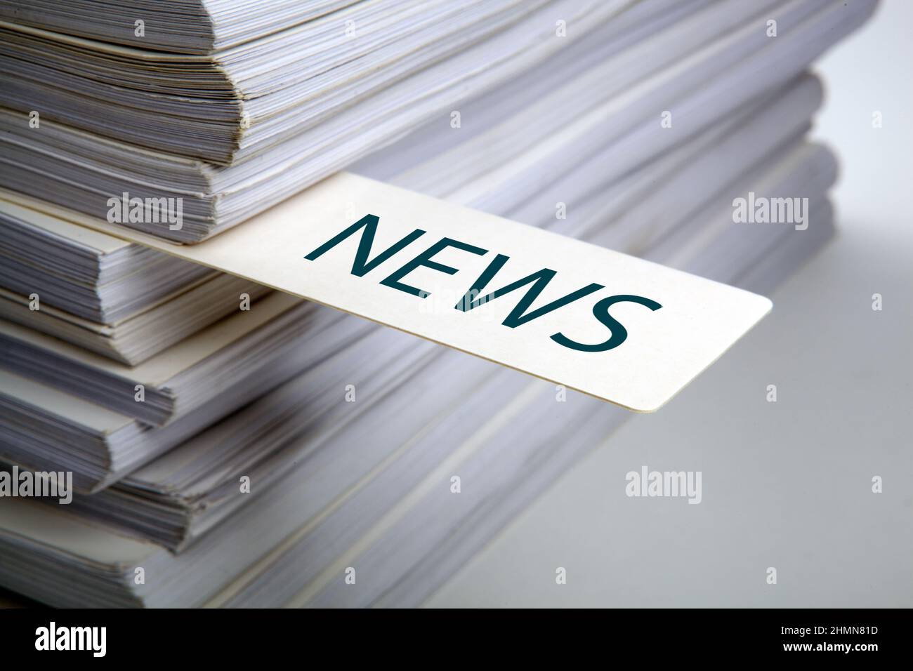 aggiungi ai preferiti le notizie etichettate in una pila di documenti concetto primo piano Foto Stock