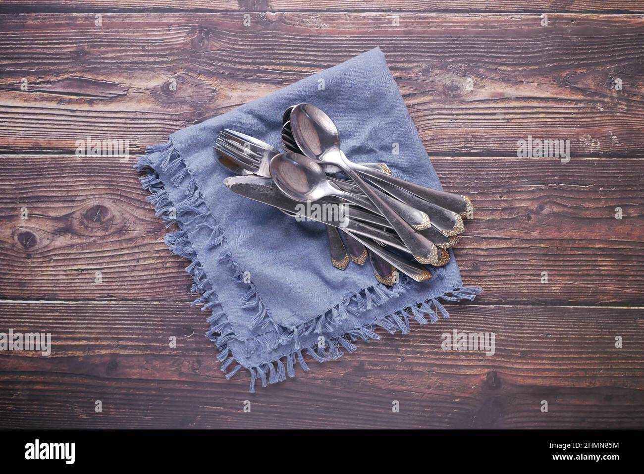tovagliolo con coltello e forchetta sul tavolo. Foto Stock