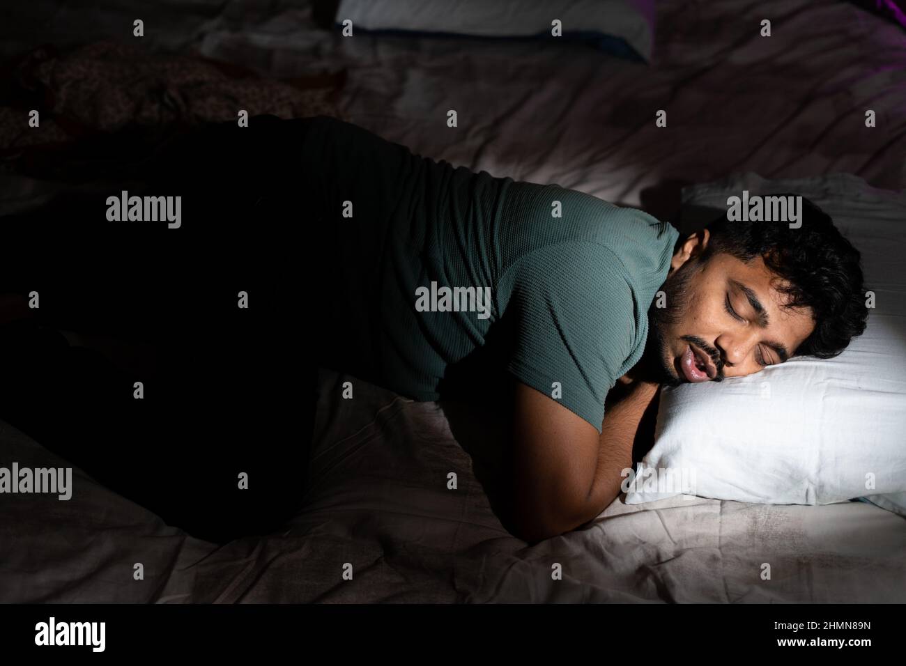 giovane uomo che ha un bel sonno confortevole a tempo - concetto di stile di vita sano, relax e prendere il pisolino Foto Stock