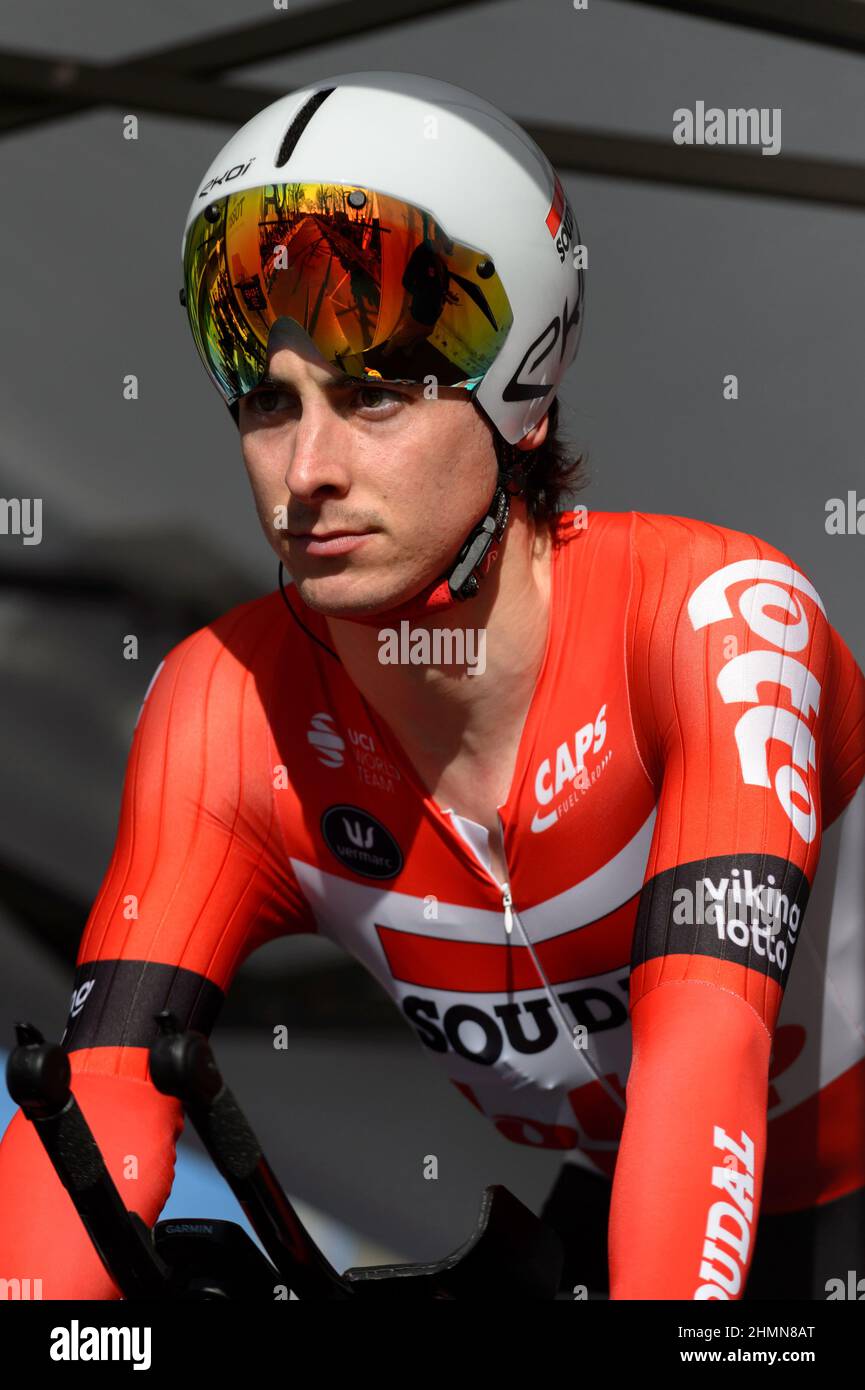 Cedric Beullens (squadra Lotto-Soudal) visto allerta all'inizio del prologo.l'edizione 7th del Tour de la Provence si svolge dal 10 al 13 febbraio 2022. La gara ha 3 tappe e un prologo. Il prologo è un periodo di prova di 7,1 chilometri nella città di Berre-l'etang (Bouches-du-Rhone). Il vincitore del prologo è Filippo Ganna. Credit: SOPA Images Limited/Alamy Live News Foto Stock