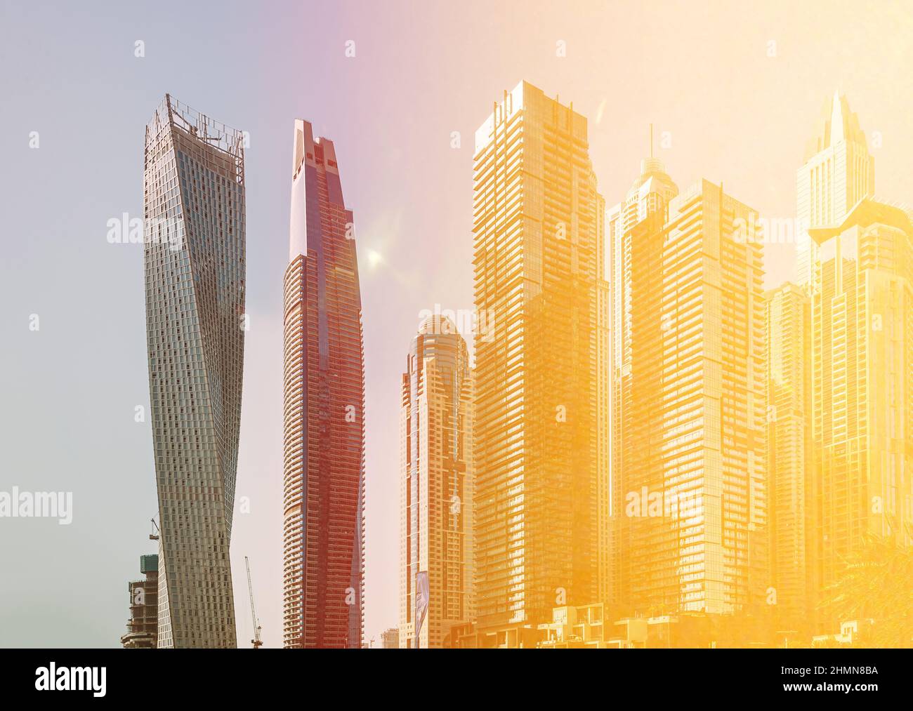 Vista delle Dubai Marina Towers. Vista degli alti edifici del quartiere residenziale di Dubai Marina è il quartiere di Dubai, Emirati Arabi Uniti in soleggiato Foto Stock