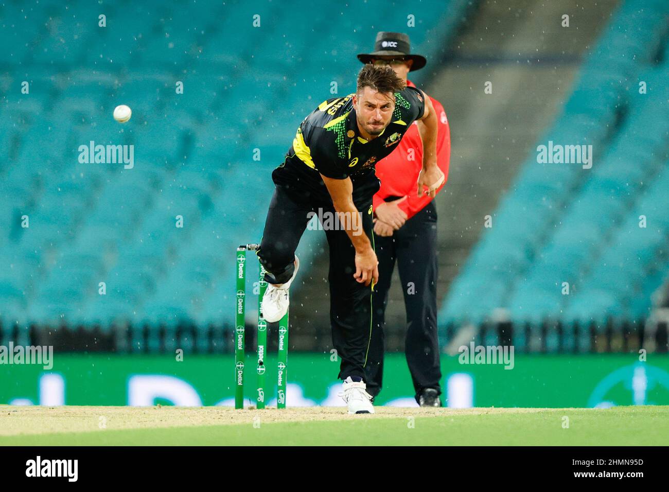 Sydney, Australia. 11th Feb 2022. Marcus Stoinis of Australia Bowls durante la partita internazionale T20 tra Australia e Sri Lanka al Sydney Cricket Ground, Sydney, Australia, il 11 febbraio 2022. Foto di Peter Dovgan. Solo per uso editoriale, licenza richiesta per uso commerciale. Nessun utilizzo nelle scommesse, nei giochi o nelle pubblicazioni di un singolo club/campionato/giocatore. Credit: UK Sports Pics Ltd/Alamy Live News Foto Stock