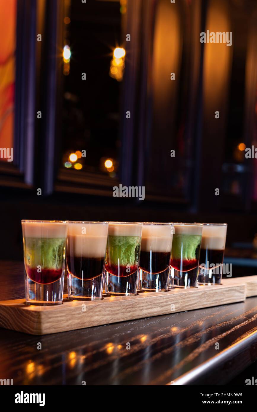 Varietà di caffè e cocktail alla menta in fila al bar Foto Stock