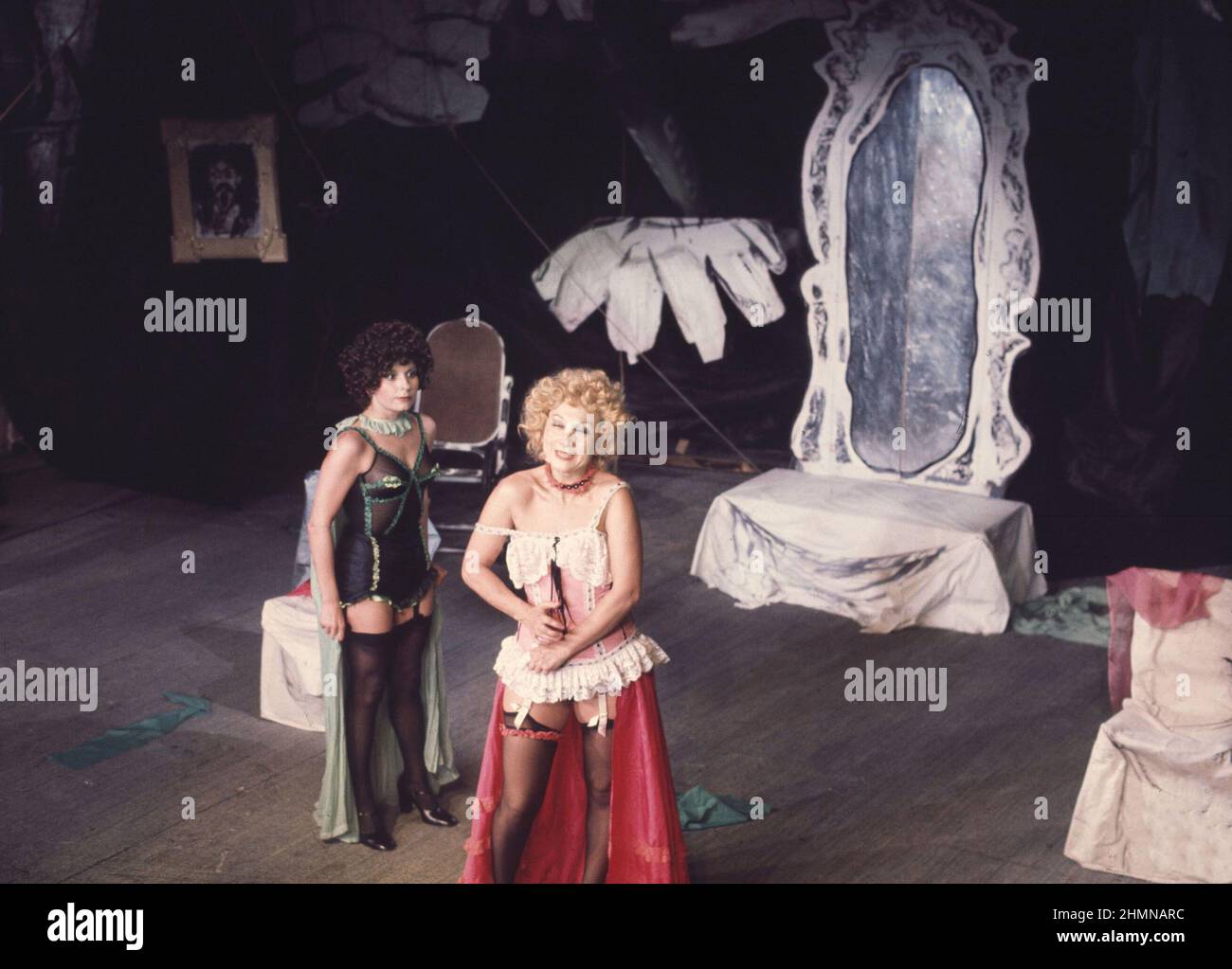 MARTINEZ MEDIERO , MANUEL. ESCRITOR ESPAÑOL . BADAJOZ 1938 - . TEATRO.' LAS HERMANAS DE BUFALO BILL '. REPRESENTACION TEATRAL IT MADRID. Foto Stock