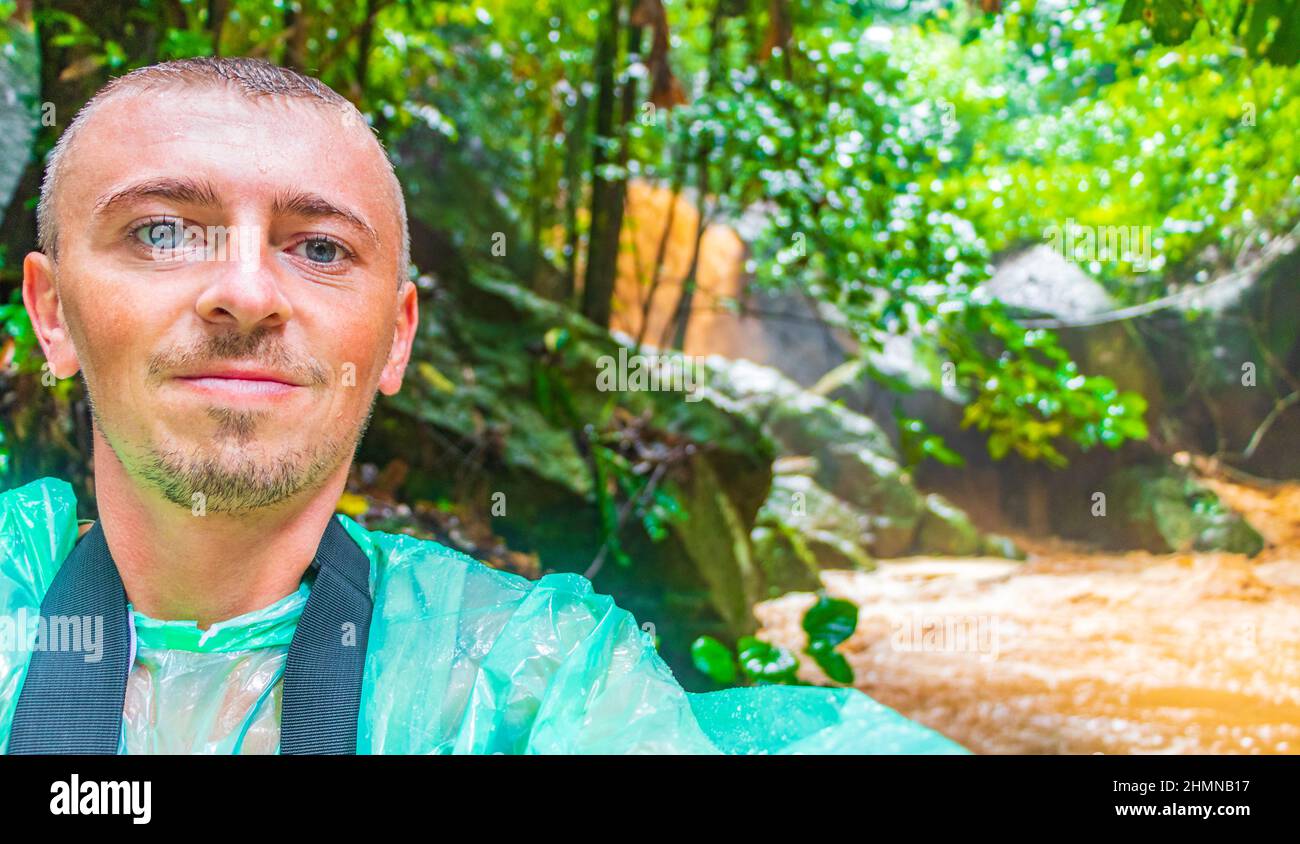 Giovane turista zaino in spalla a Wang Sao Thong Waterfall in foresta pluviale tropicale alla stagione delle piogge a Koh Samui in Surat Thani Thailandia. Foto Stock