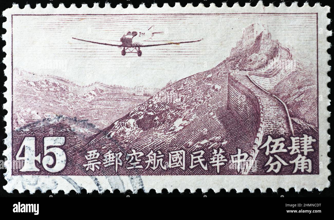Velivolo sopra la grande parete sul francobollo cinese Foto Stock