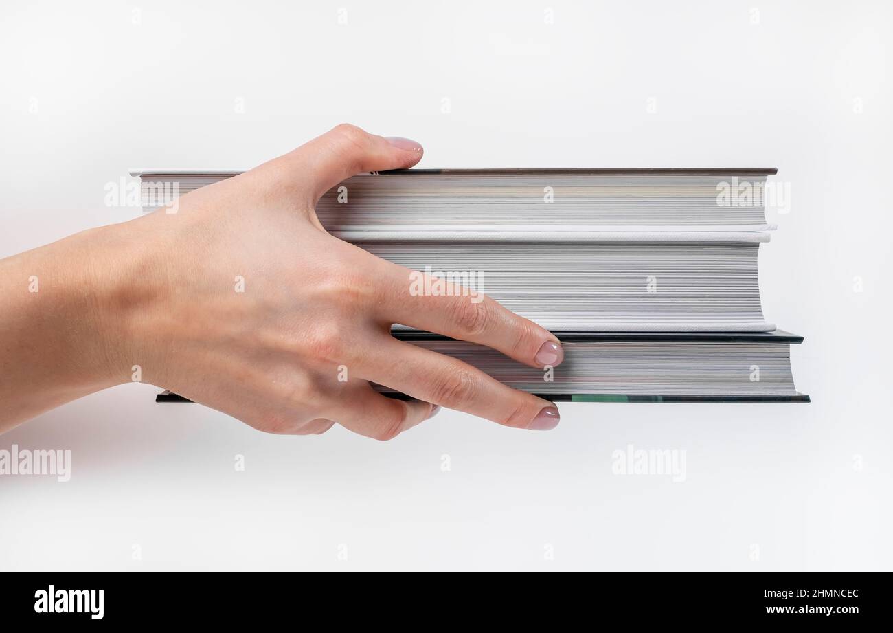 Tenere a mano i libri impilati. Concetto di educazione e lettura. Foto di alta qualità Foto Stock