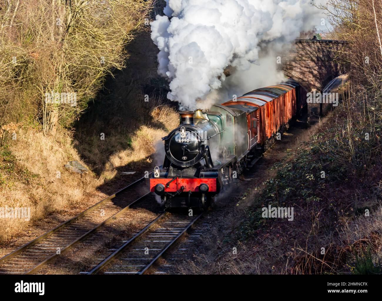 Locomotiva GWR 6990 Witherslack Hall con un treno merci in direzione sud sulla Great Central Railway Foto Stock