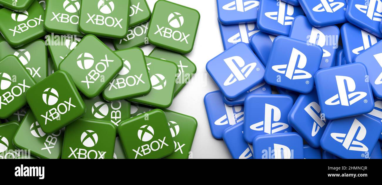 Logo dei sistemi di console per videogiochi in competizione Sony PlayStation e Microsoft X-Box su un mucchio di tavoli. Formato banner Web. Foto Stock