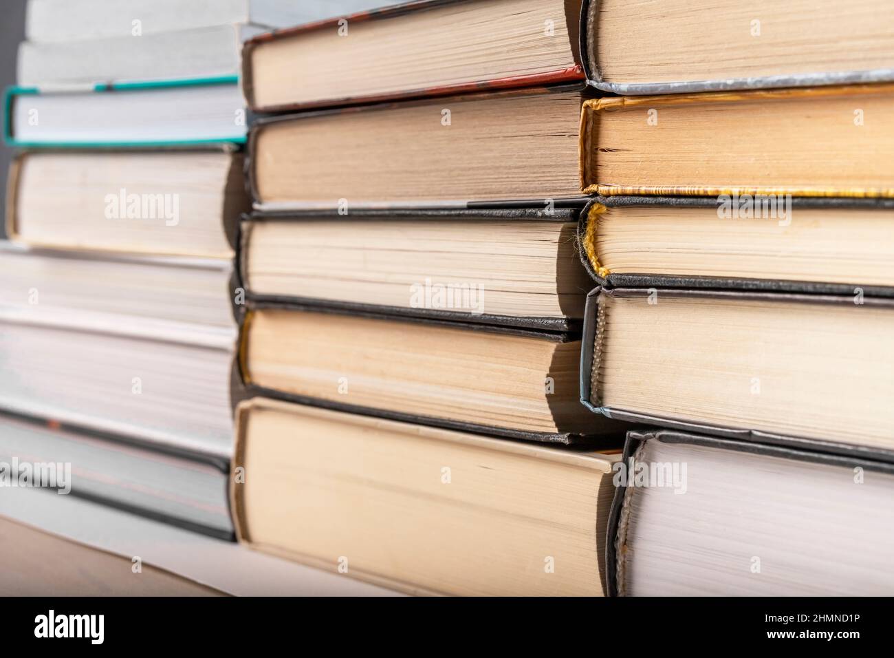 I libri hardback si impilano sullo scaffale. Formazione, preparazione per gli esami, scrittura di tesi, concetto di hobby di lettura. Foto di alta qualità Foto Stock