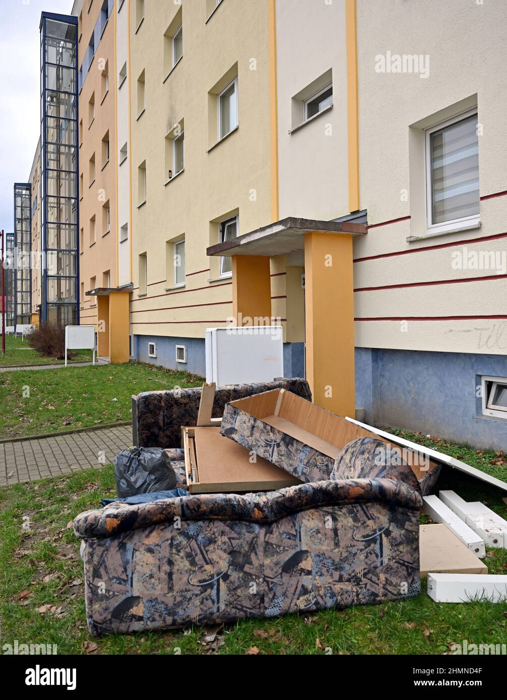 Stadtroda, Germania. 09th Feb 2022. I rifiuti ingombranti si trovano di fronte a un edificio del GDR in August-Bebel-Strasse. Credit: Martin Schutt/dpa-Zentralbild/ZB/dpa/Alamy Live News Foto Stock