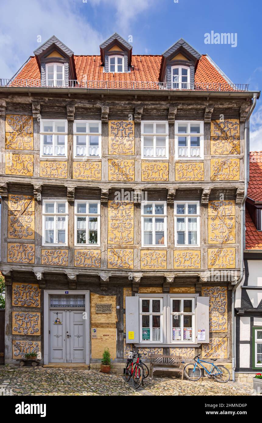 Quedlinburg, Sassonia-Anhalt, Germania: L'edificio storico di Schlossberg 9, una tipica casa a graticcio con ornamenti dipinti. Foto Stock Quedlinburg, Sassonia-Anhalt, Germania: L'edificio storico di Schlossberg 9, una tipica casa a graticcio con ornamenti dipinti. Foto Stock