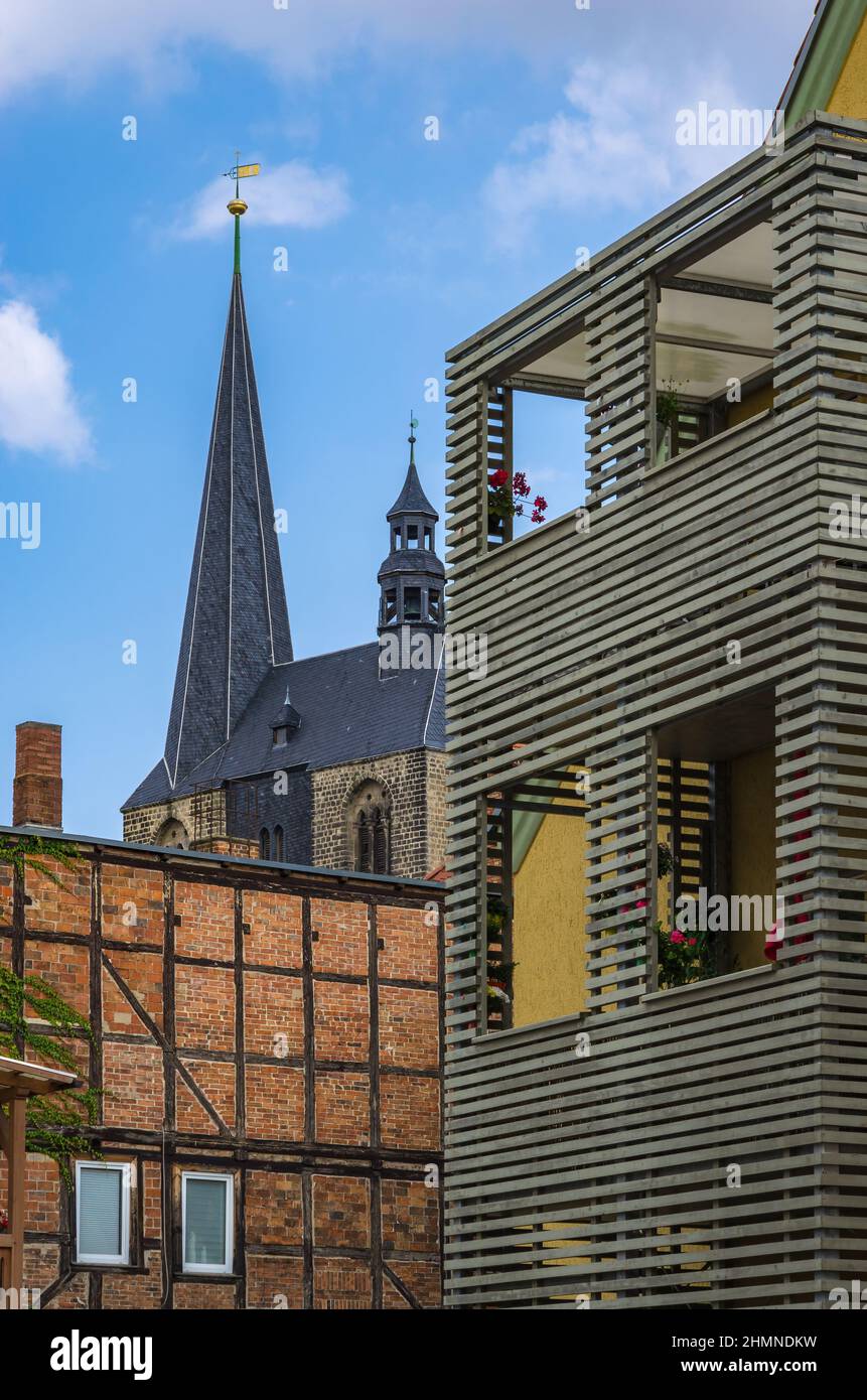 Centro storico a struttura mista in legno e muratura, moderno e architettura sacrale nella città vecchia di Quedlinburg, Sassonia-Anhalt, Germania. Foto Stock