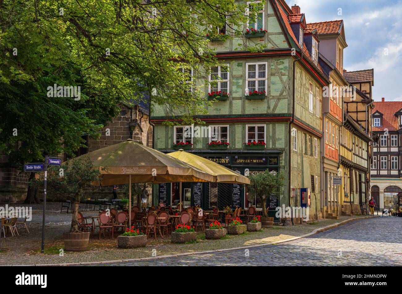 Street café e la storica architettura a graticcio a Kornmarkt nella città vecchia di Quedlinburg, Sassonia-Anhalt, Germania. Foto Stock