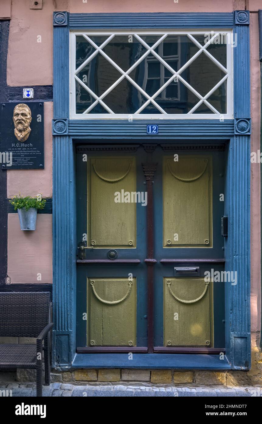 Quedlinburg, Sassonia-Anhalt, Germania: Porta d'ingresso storica con lapide commemorativa per Heinrich Conrad Huch, che co-fondò l'Harzklub. Foto Stock