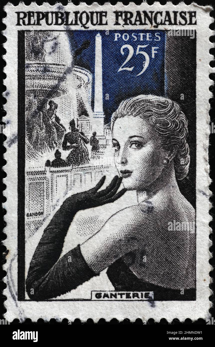 Donna elegante con lungo guanto su francobollo d'epoca Foto Stock
