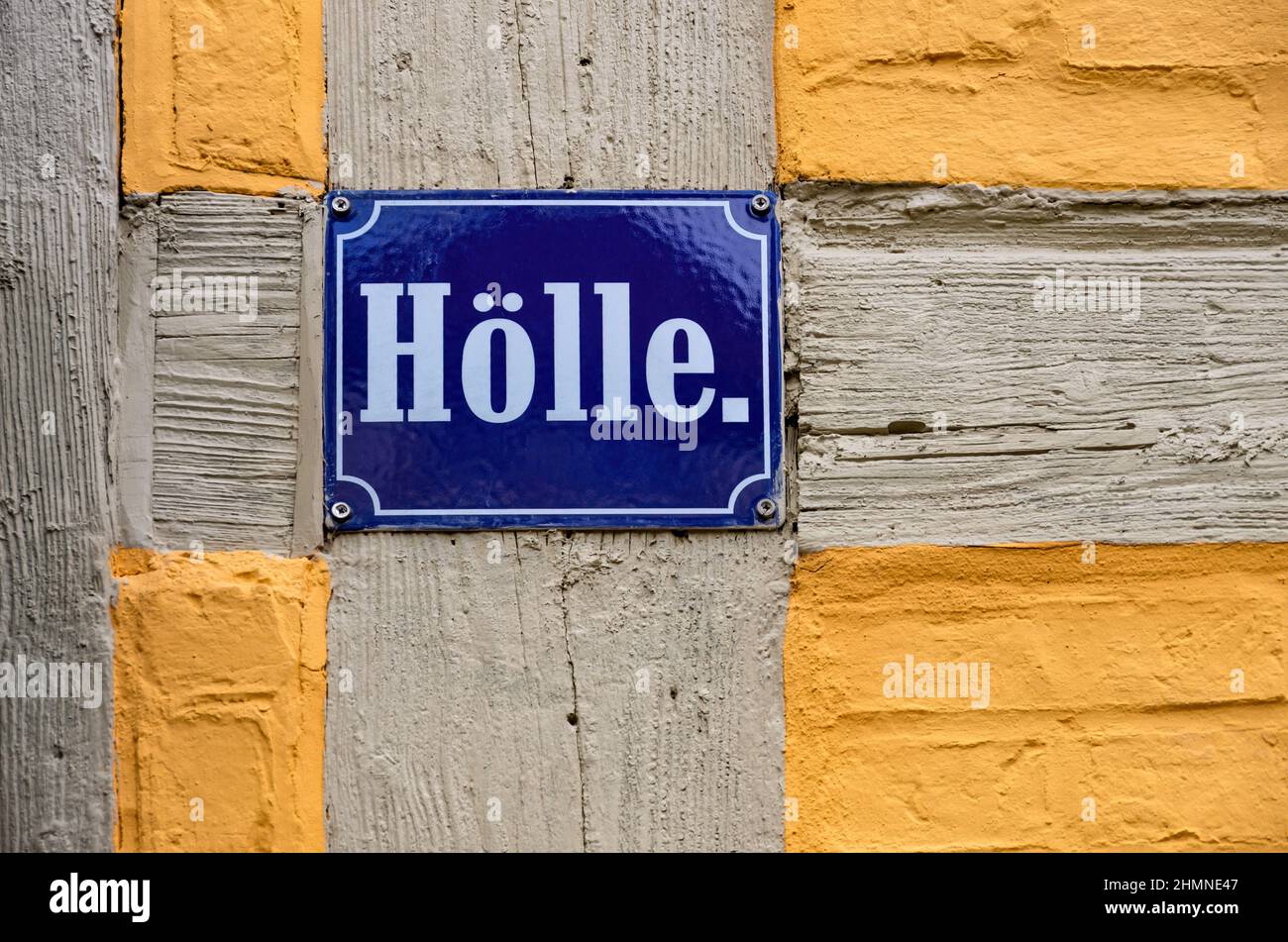Strada segno di Hölle (Inferno) nella stretta corsia dello stesso nome, storico centro storico di Quedlinburg, Sassonia-Anhalt, Germania. Foto Stock