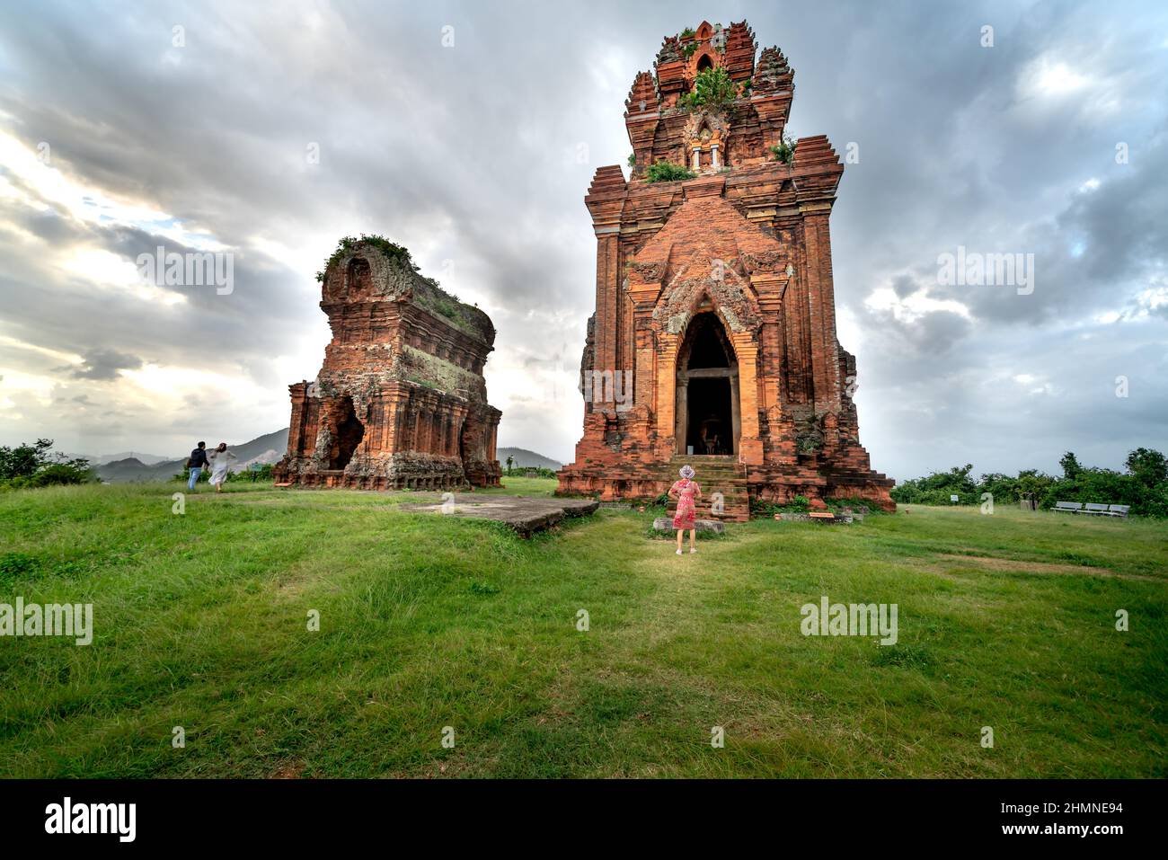 Banh IT Tower, Quy Nhon City Vietnam - 2 gennaio 2021: Banh IT Tower (torta IT) in cima alla collina. Questa torre è stata costruita nel 10th secolo con il Foto Stock