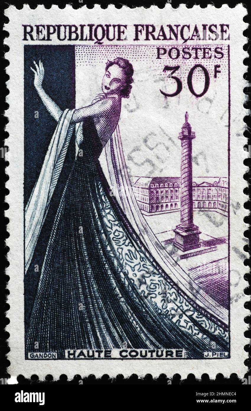 Haute couture a Parigi su francobollo d'epoca francese Foto Stock