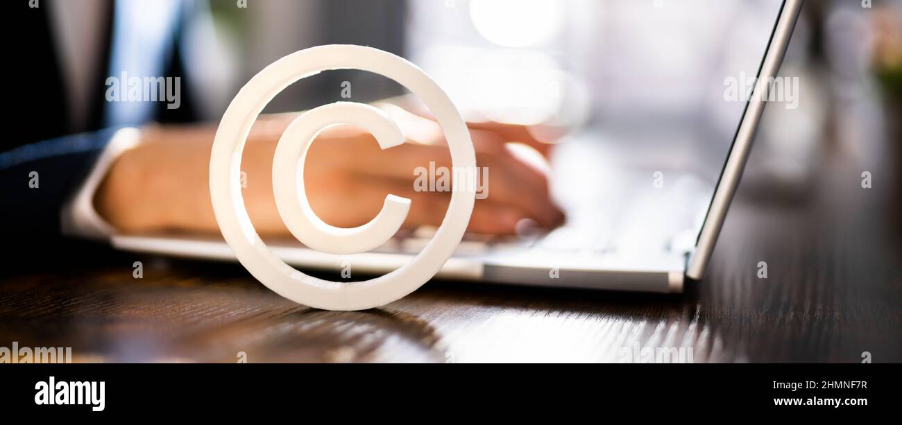 Copyright Segno Vicino La Mano Dell'Uomo Che Lavora Sul Laptop Foto Stock