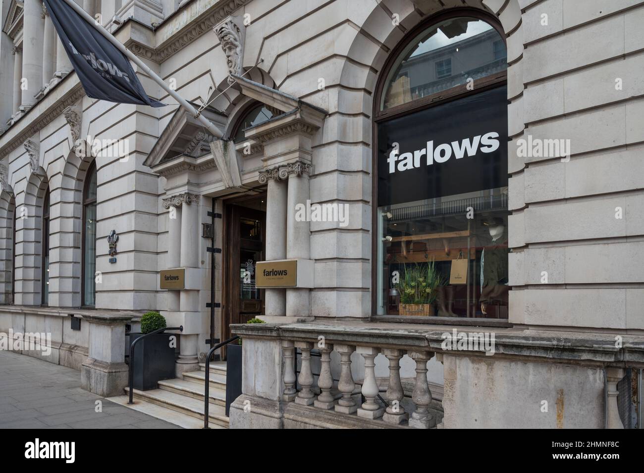 All'esterno del Farlows of Pall Mall, un negozio di attività all'aperto con mandato reale, che vende attrezzature per tiro e pesca con la mosca. Londra, Inghilterra, Regno Unito Foto Stock