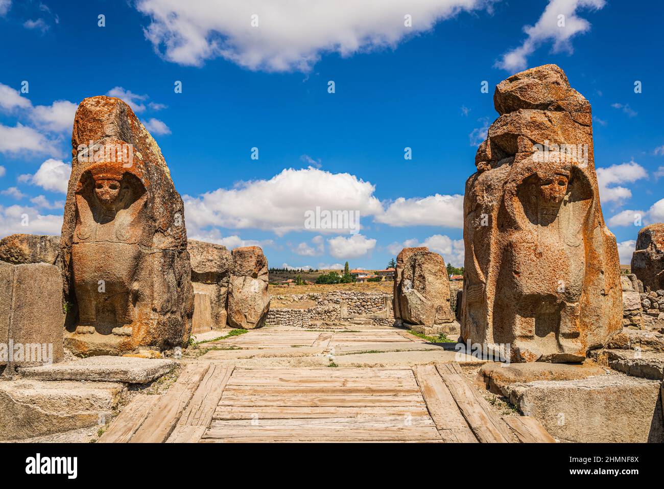 Antica porta d'ingresso con sfinge dal periodo Hittita in Alacahoyuk. Corum, Turchia. Foto Stock