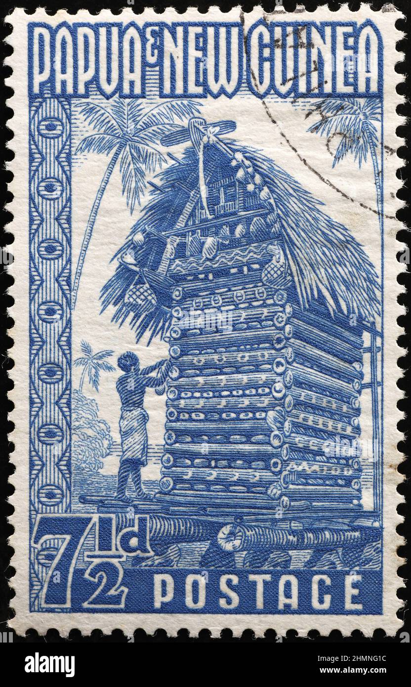 Capanna di legno su francobollo d'epoca della Papua Nuova Guinea Foto Stock