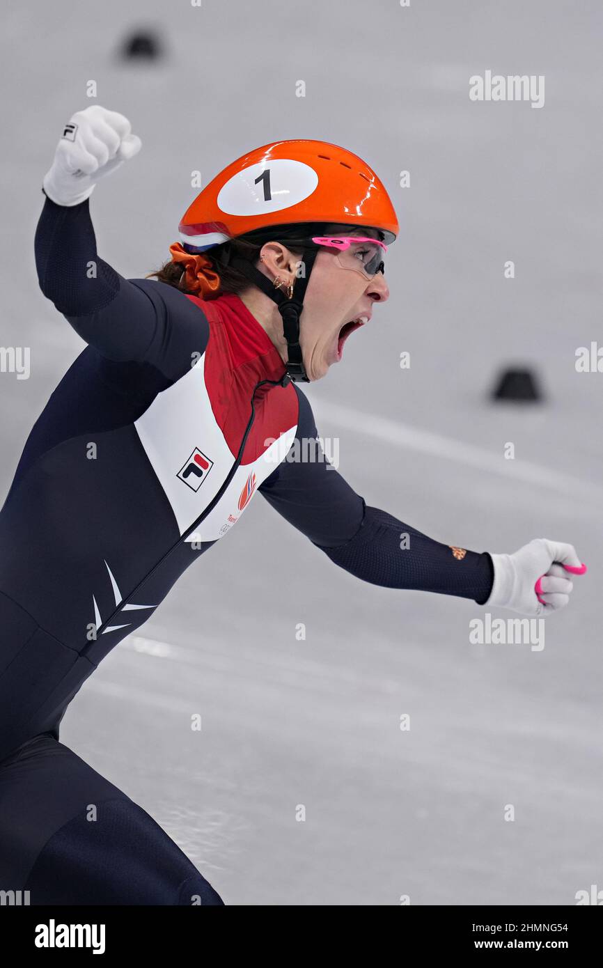 Pechino, Cina. 11th Feb 2022. Suzanne Schulting of Netherlands, come lei vince l'oro nella finale di Short Track Speed Skating femminile 1000m nel Capital Indoor Stadium alle Olimpiadi invernali di Pechino 2022 venerdì 11 febbraio 2022. Suzanne Schulting, dei Paesi Bassi, ha vinto la medaglia d'oro, Minjeong Choi, della Corea del Sud, la medaglia d'argento e Hanne Desmet del Belgio, la medaglia di bronzo. Foto di Richard Ellis/UPI Credit: UPI/Alamy Live News Foto Stock