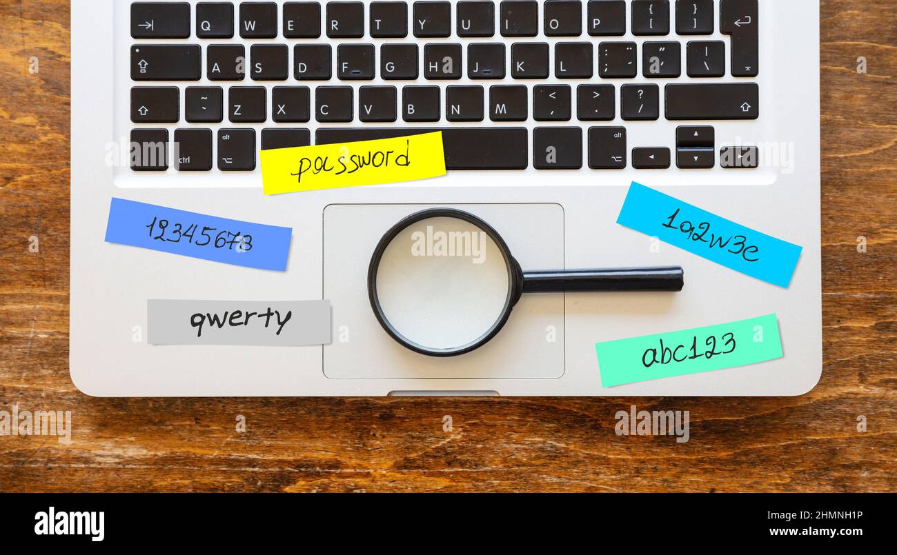 Gestione delle password, protezione sicura e sicura. Tastiera del computer portatile e password debole su chiavette per appunti, sfondo della scrivania dell'ufficio Foto Stock Gestione delle password, protezione sicura e sicura. Tastiera del computer portatile e password debole su chiavette per appunti, sfondo della scrivania dell'ufficio Foto Stock