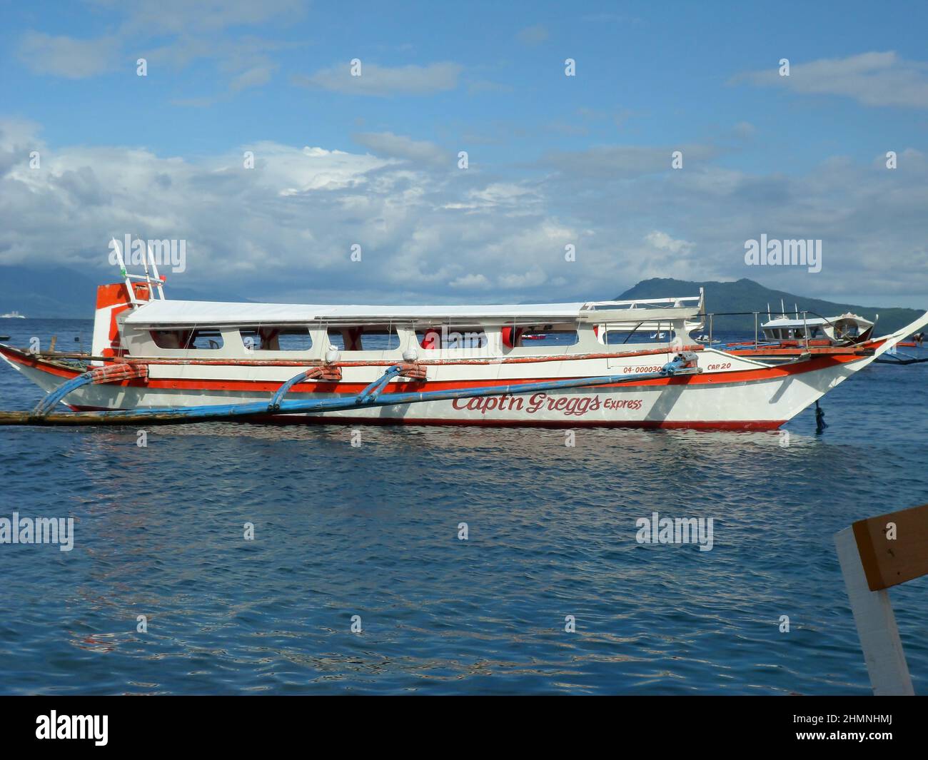 Barca alla costa a Sabang sulle Filippine 23 dicembre 2011 Foto Stock