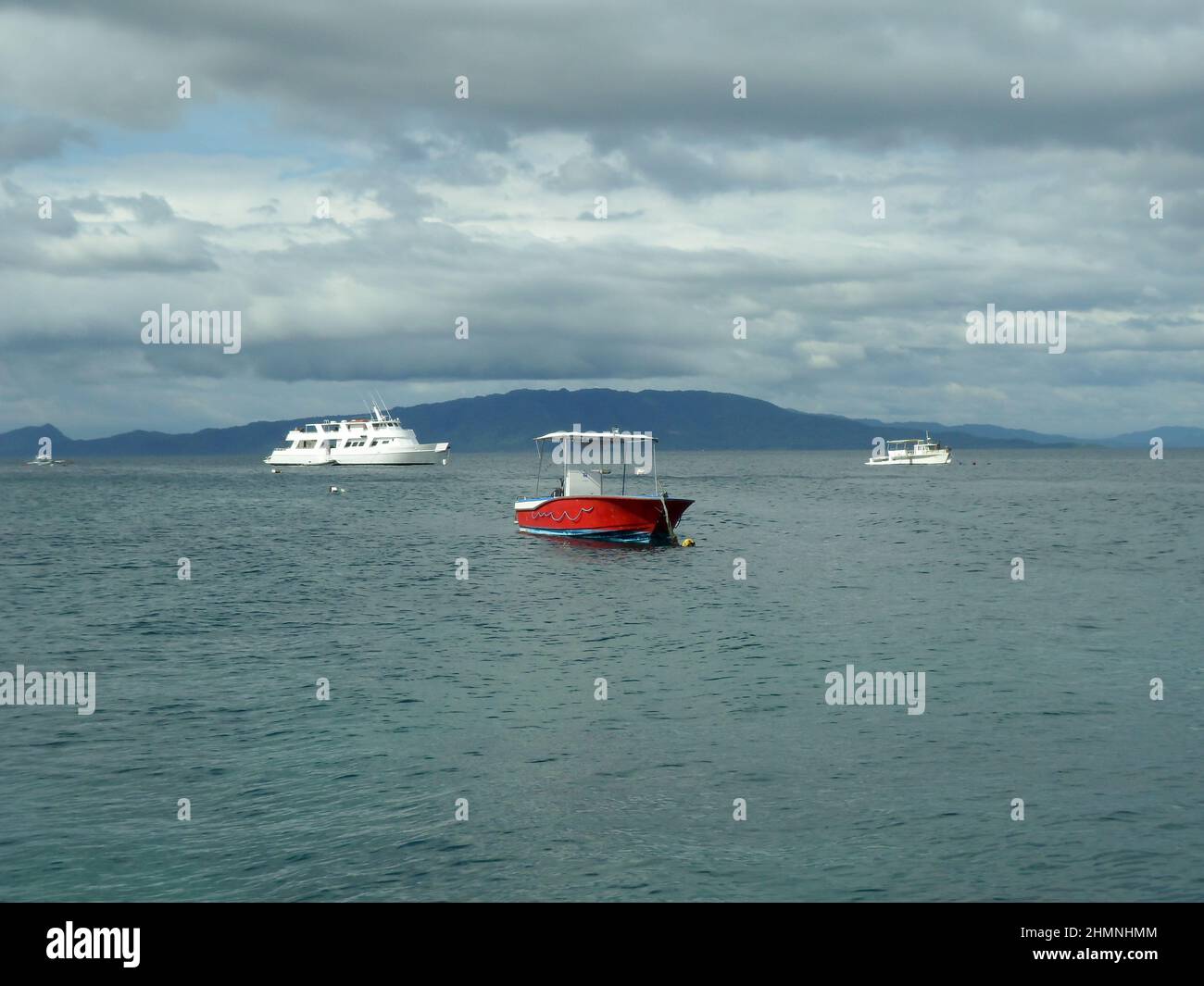 Barca alla costa a Sabang sulle Filippine 23 dicembre 2011 Foto Stock