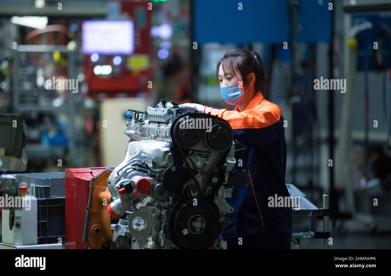 ZHANGJIAKOU, CINA - 11 FEBBRAIO 2022 - Un lavoratore mantiene l'attrezzatura in un'officina di produzione di motori nella città di Zhangjiakou, Hebei Provin della Cina settentrionale Foto Stock