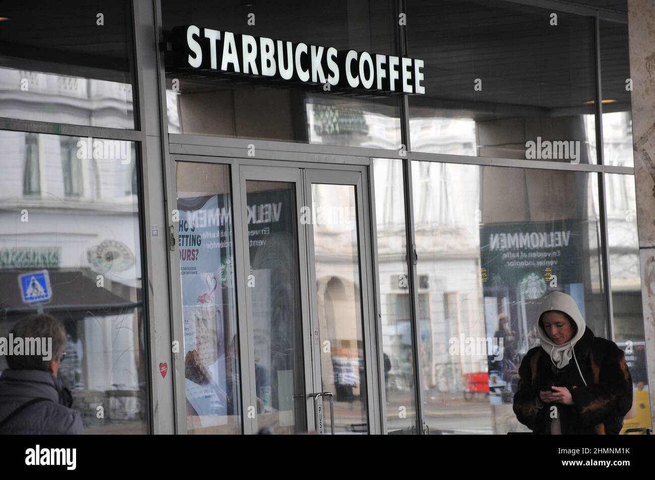 Copenaghen/Danimarca./11 febbraio 2022/. Seattle Coffee chain Starbucks Coffee cafe nella capitale danese. (Foto..Francis Joseph Dean/Dean Pictures) Foto Stock