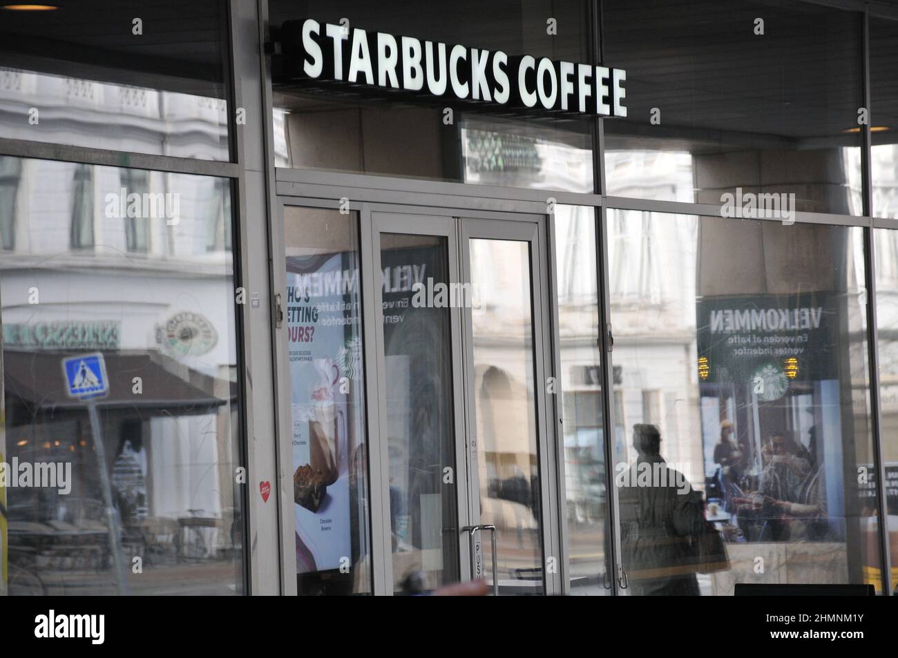 Copenaghen/Danimarca./11 febbraio 2022/. Seattle Coffee chain Starbucks Coffee cafe nella capitale danese. (Foto..Francis Joseph Dean/Dean Pictures) Foto Stock