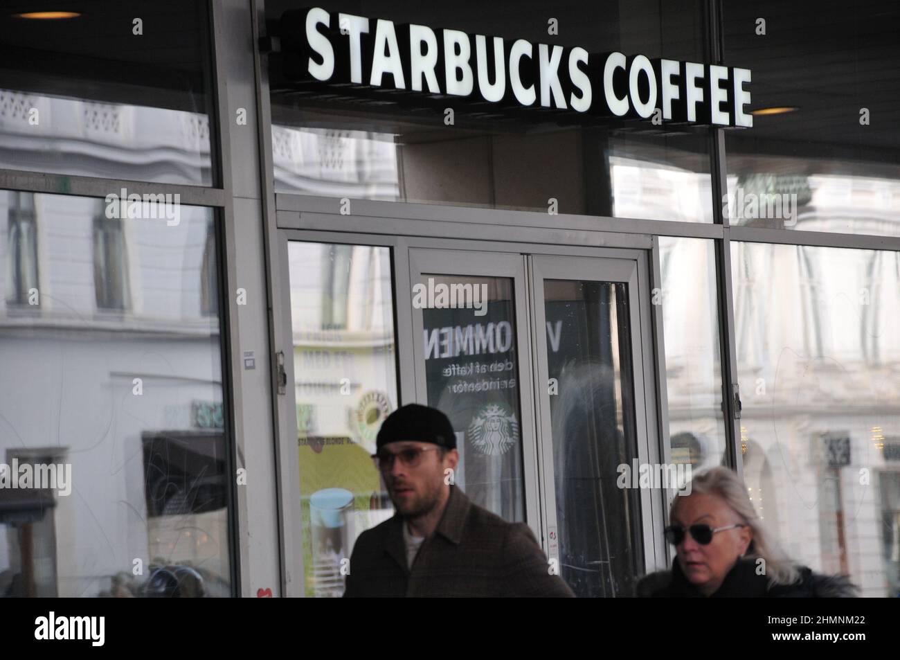 Copenaghen/Danimarca./11 febbraio 2022/. Seattle Coffee chain Starbucks Coffee cafe nella capitale danese. (Foto..Francis Joseph Dean/Dean Pictures) Foto Stock