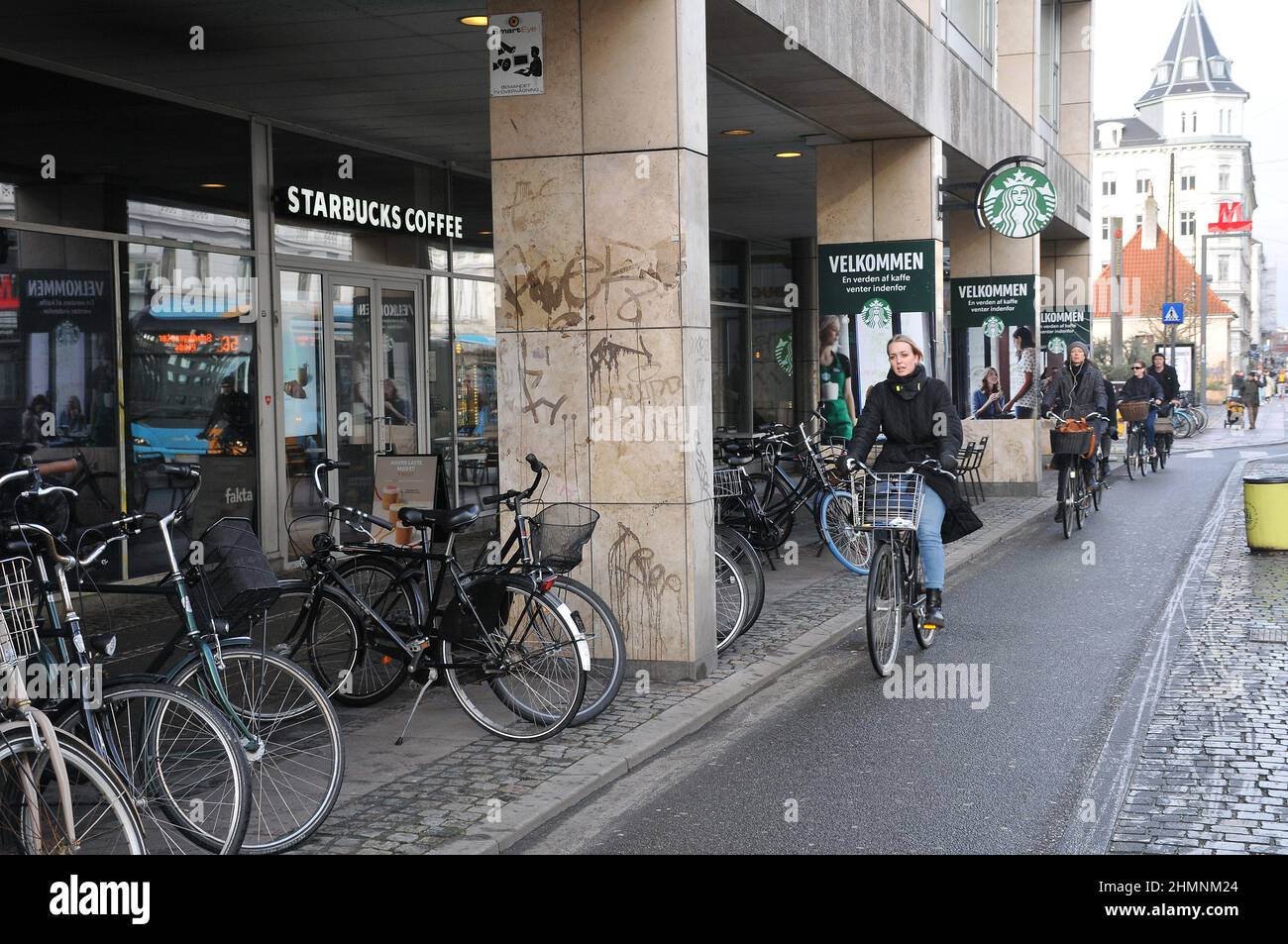 Copenaghen/Danimarca./11 febbraio 2022/. Seattle Coffee chain Starbucks Coffee cafe nella capitale danese. (Foto..Francis Joseph Dean/Dean Pictures) Foto Stock