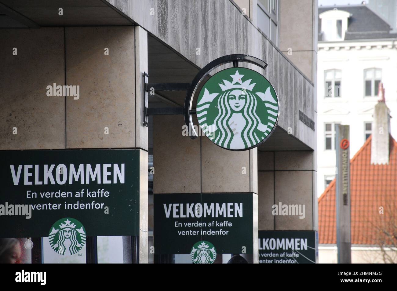 Copenaghen/Danimarca./11 febbraio 2022/. Seattle Coffee chain Starbucks Coffee cafe nella capitale danese. (Foto..Francis Joseph Dean/Dean Pictures) Foto Stock